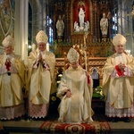 Stoją od lewej: abp Stanisław Nowak, metropolita częstochowski, abp Zygmunt Zimowski i abp Józef Kowalczyk