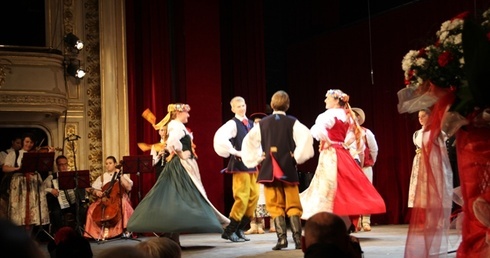 Na scenie wystąpiły grupy artystyczne z Goleszowa