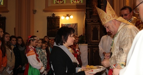 W procesji z darami dyrektor szkoły Mariola Dylewska-Mitoraj