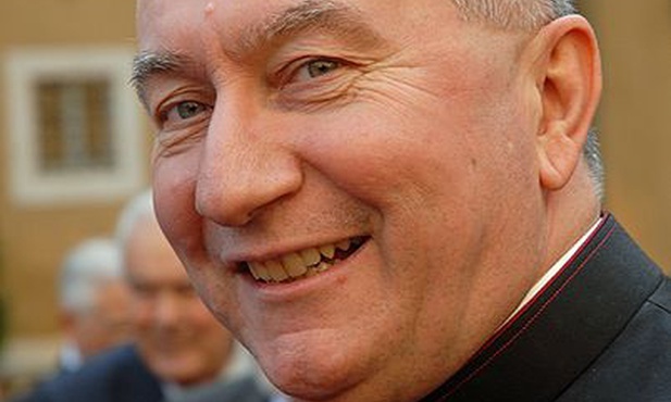 Kard. Parolin: Zamknięte porty nie rozwiązują problemu migrantów