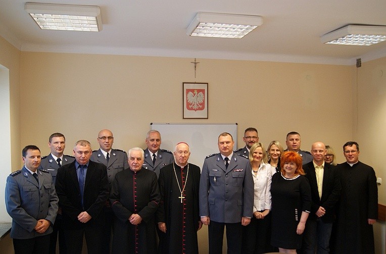 Bp. Andrzej F. Dziuba podczas wizyty w żyardowskiej komendzie policji