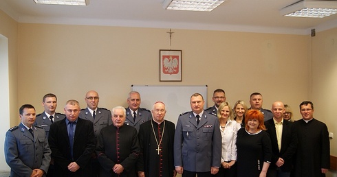 Bp. Andrzej F. Dziuba podczas wizyty w żyardowskiej komendzie policji