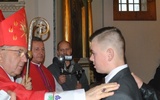 Bp Roman Marcinkowski udziela bierzmowania w kościele w Pleckiej Dąbrowie