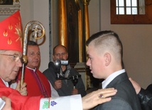 Bp Roman Marcinkowski udziela bierzmowania w kościele w Pleckiej Dąbrowie