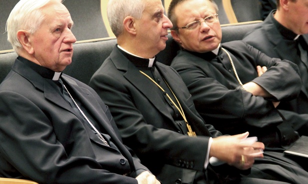 Od prawej: bp G. Ryś, abp R. Fisichella oraz abp senior D. Zimoń
