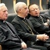 Od prawej: bp G. Ryś, abp R. Fisichella oraz abp senior D. Zimoń