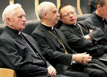 Od prawej: bp G. Ryś, abp R. Fisichella oraz abp senior D. Zimoń