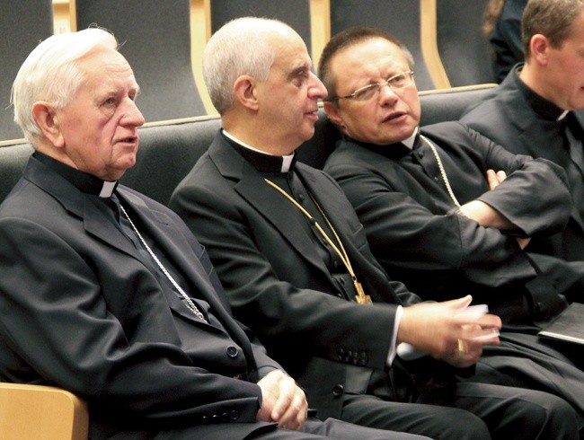 Od prawej: bp G. Ryś, abp R. Fisichella oraz abp senior D. Zimoń