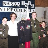  Anna Rzepka, córka kuriera Stanisława Frączystego, z harcerzami  z parafialnego hufca w Miętustwie spotkała się na obchodach 96. rocznicy odzyskania niepodległości, które zorganizowała szkoła w Cichem Dolnem