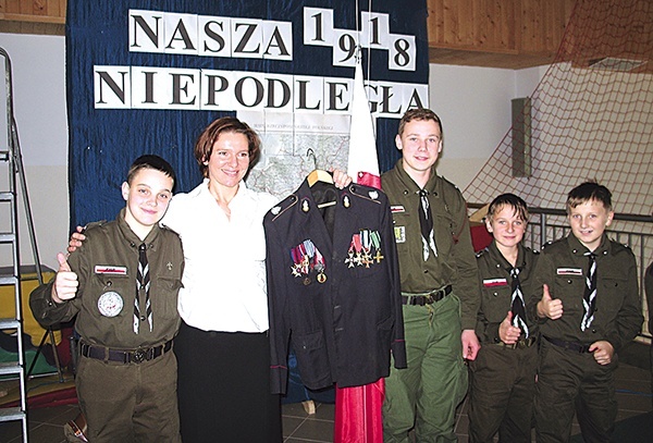  Anna Rzepka, córka kuriera Stanisława Frączystego, z harcerzami  z parafialnego hufca w Miętustwie spotkała się na obchodach 96. rocznicy odzyskania niepodległości, które zorganizowała szkoła w Cichem Dolnem