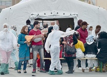 20.10. 2014. Palermo. Włochy. Do portu w Palermo dotarła kolejna grupa imigrantów uratowanych przez straż przybrzeżną. Czerwony Krzyż i katolicka Caritas zorganizowały dla nich pomoc.
