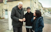 Jean Vanier  przed swoim domem 