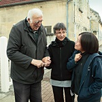 Jean Vanier  przed swoim domem 