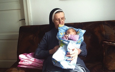  Siostry pomagają kobietom w pierwszych dniach po porodzie