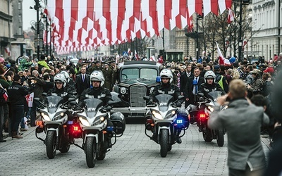 Pochód otwierał odrestaurowany Cadillac 355D, sprowadzony do Polski w 1935 r. specjalnie dla marszałka Piłsudskiego 