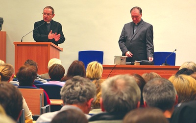  Gościem listopadowego spotkania był o. Jerzy Seremak, jezuita (z prawej)