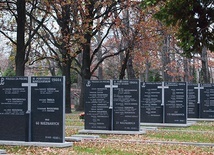  Cmentarz Powstańców Warszawy jest największą nekropolią wojenną  w stolicy