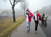 Uczestnicy biegli z barwami Polski i Litwy