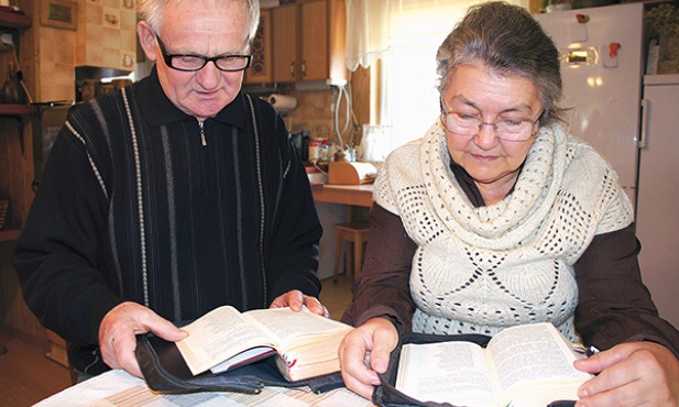 Maria i Janusz Kuśmirkowie, oprócz codziennego Różańca, raz w miesiącu odmawiają Oficjum za zmarłych