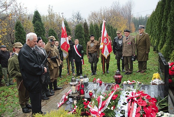  Grób wojenny Edwarda Biesoka i 5 żołnierzy NSZ na cmentarzu w Mazańcowicach 