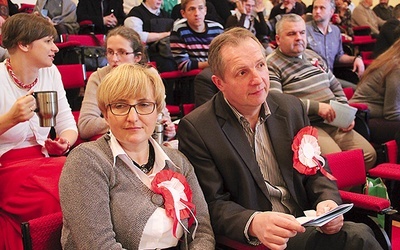 Tematyka wyzwolenia człowieka ze zniewoleń korespondowała z datą spotkania – Narodowym Świętem Niepodległości, co pielgrzymi podkreślali patriotycznymi akcentami ubioru