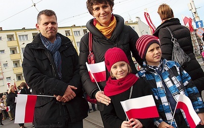  Anna i Daniel Tomaszewscy z dziećmi: Marysią i Michałem uczestniczyli w Mszy św. za ojczyznę i marszu, by rodzinnie i patriotycznie przeżyć święto 11 Listopada