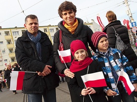  Anna i Daniel Tomaszewscy z dziećmi: Marysią i Michałem uczestniczyli w Mszy św. za ojczyznę i marszu, by rodzinnie i patriotycznie przeżyć święto 11 Listopada