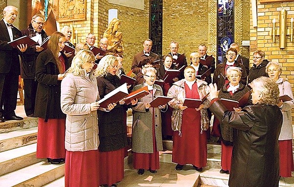  Chór Beati Cantores (Szczęśliwi Śpiewaniem) pracuje i koncertuje od 1985 roku pod batutą Barbary Walendzik