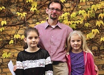  Sebastian Plas z córkami Emilią (z prawej) i Julią, by doskonalić śpiew, uczestniczy także w warsztatach