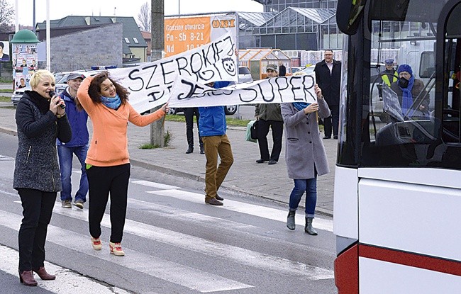 Napisy na transparentach i głośne pochwały były pierwszą nagrodą dla kierowców