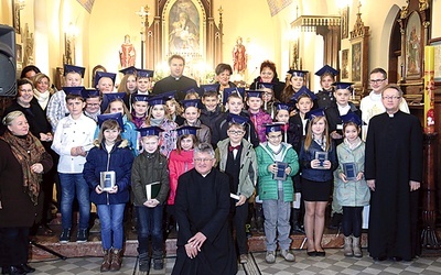 Wspólna fotografia na zakończenie Mszy św. inaugurującej działalność nowej placówki