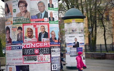 W wielu miejscach plakaty wyborcze na razie jeszcze nie znikną