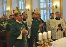  – Żywa wiara tworzy przestrzeń miłosierdzia – mówił abp Wojciech Polak. Przypomniał słowa kard. Stefana Wyszyńskiego, że „można dać człowiekowi bardzo dużo i zranić jego serce albo dać mu niewiele i serce uradować”