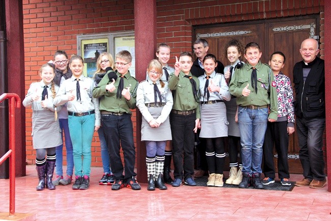 Część drużyny ZHP z Plant ze swoim założycielem i kapelanem ks. phm. Stanisławem Sikorskim (z prawej)