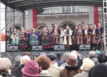  Okazuje się, że wspólne śpiewanie pieśni patriotycznych może wspaniale łączyć