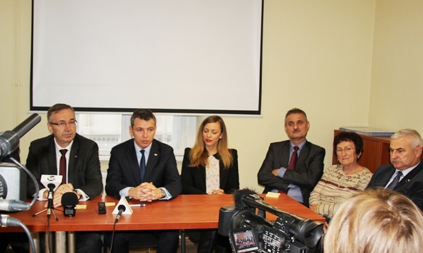 Posłowie i nowi radni PiS w Bielsku-Białej podczas konferencji prasowej