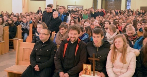 Przedstawiciele parafii otrzymali od bp. Henryka Tomasika replikę symboli Światowych Dni Młodzieży