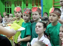 Dzieci przyglądają się "wyczarowanemu " z jabłka łabędziowi