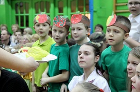 Dzieci przyglądają się "wyczarowanemu " z jabłka łabędziowi