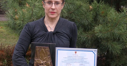 Teresa Sekuter z UM w Rawie Mazowieckiej ze statuetką i dyplomem