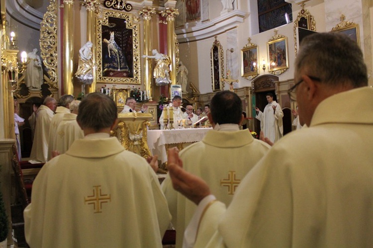 Siostry, bracia i kapłani zakonni w Hałcnowie