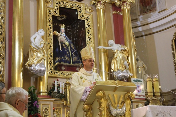 Siostry, bracia i kapłani zakonni w Hałcnowie