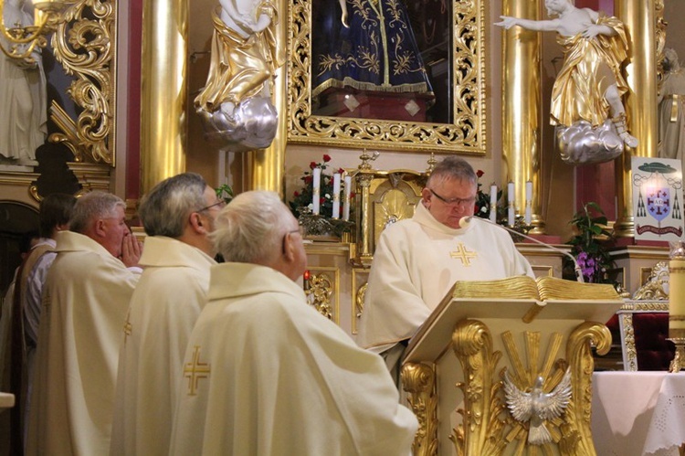 Siostry, bracia i kapłani zakonni w Hałcnowie