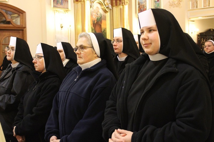 Siostry, bracia i kapłani zakonni w Hałcnowie