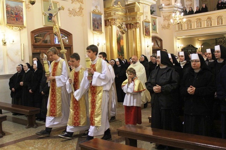 Siostry, bracia i kapłani zakonni w Hałcnowie