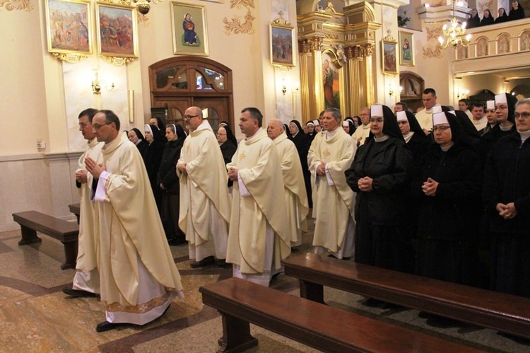 Siostry, bracia i kapłani zakonni w Hałcnowie