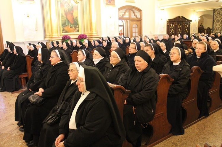 Siostry, bracia i kapłani zakonni w Hałcnowie