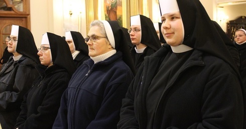 O tym, że mają być solą ziemi i światłem świata słuchały osoby konsekrowane w Hałcnowie