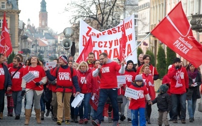 Ubrani w czerwone koszulki wolontariusze zachęcali do włączenia się w akcję