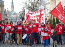 Ubrani w czerwone koszulki wolontariusze zachęcali do włączenia się w akcję